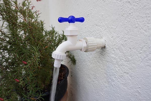Llave multiusos para jard&iacute;n